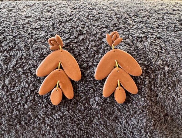 Boucles d’oreilles Lila marron foncée.