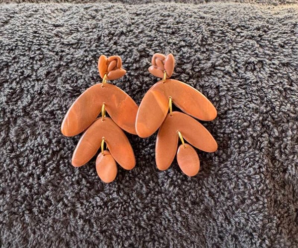 Boucles d’oreilles Lila de différents marron.