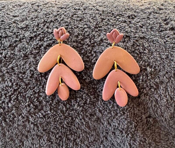 Boucles d’oreilles Lila marron claire.