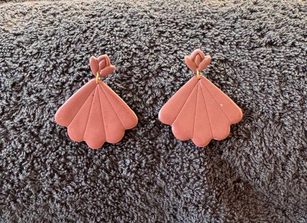Boucles d’oreilles coquillage marron foncé.