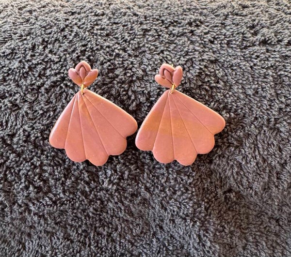 Boucles d’oreilles coquillage marron clair.