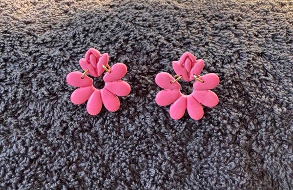 Boucles d’oreilles fleur rose.
