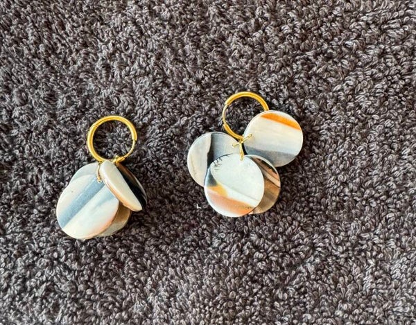 Boucles d’oreilles bulle marron noir et blanche.