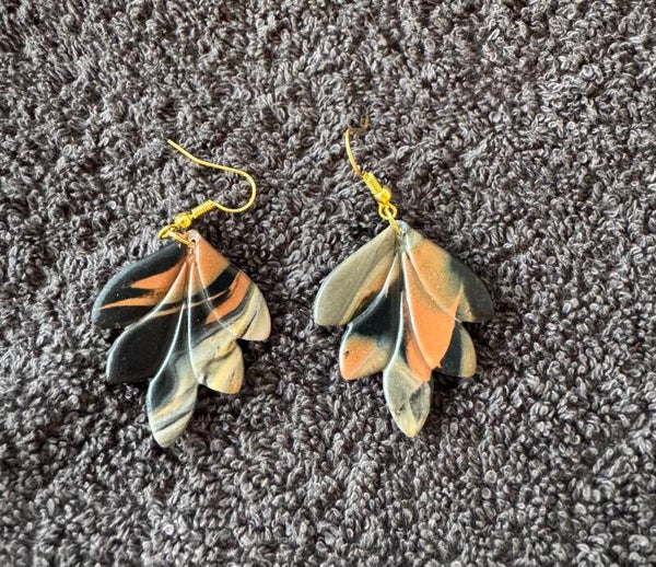 Boucle d’oreilles feuilles marron et noir.