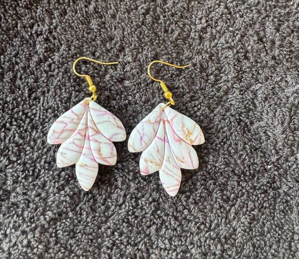 Boucles d’oreilles feuilles blanche rose et violette.