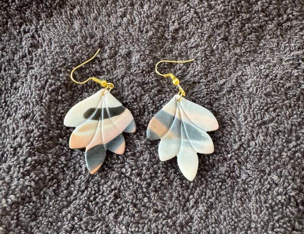 Boucles d’oreilles feuilles marron noir et blanche.