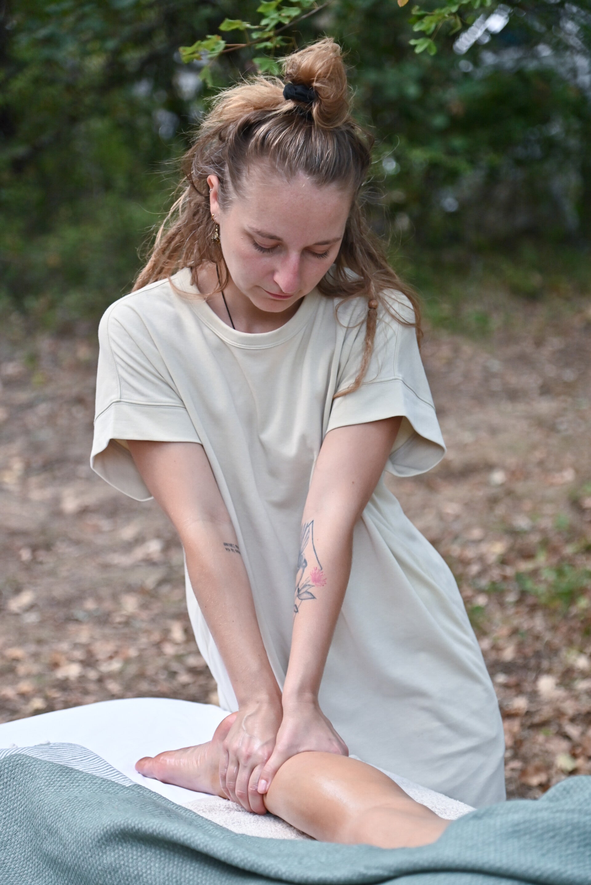 Noémie de Manawa Massage réalise un massage drainant de la jambe