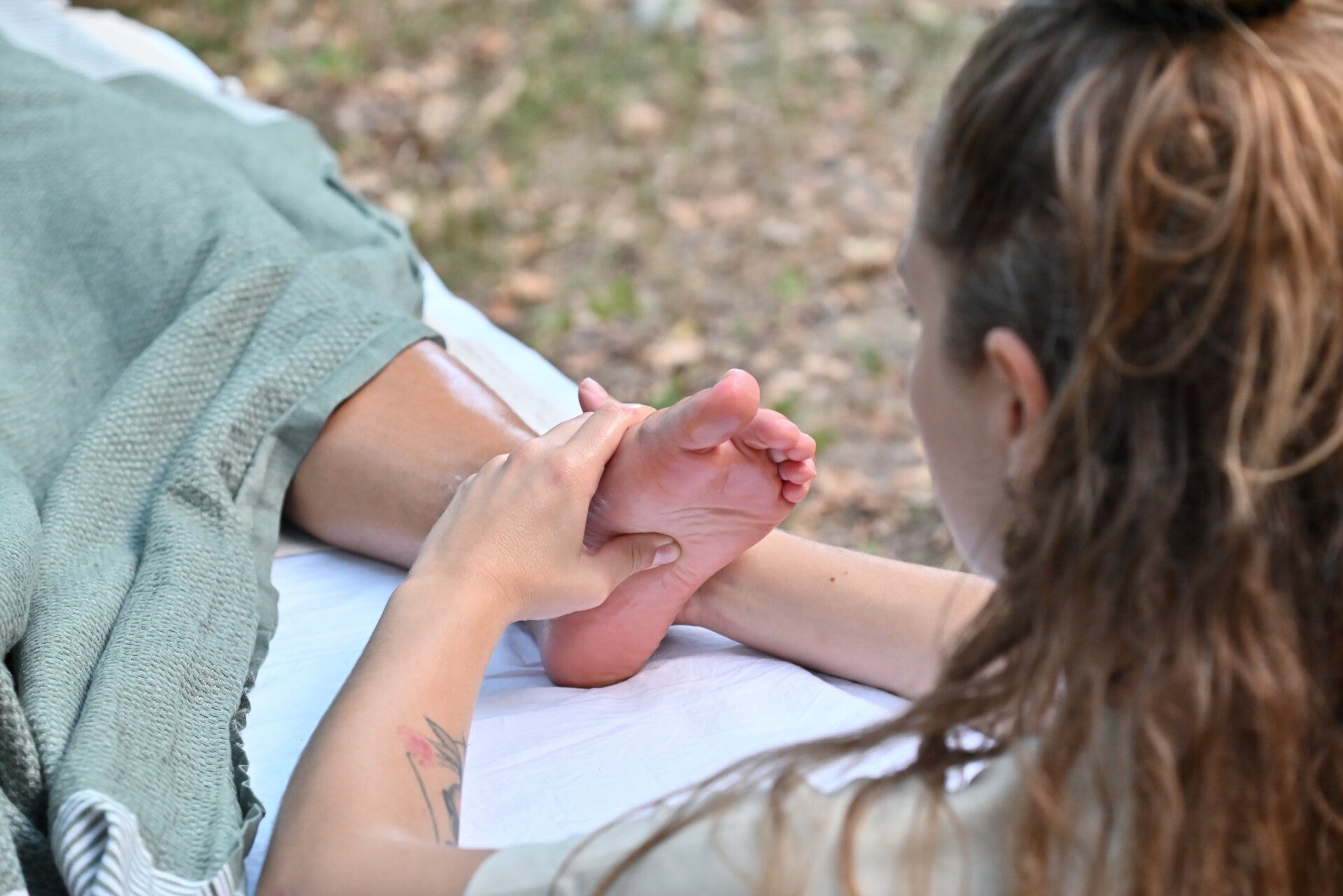 Noémie de Manawa Massage réalise un massage plantaire par pression ciblée