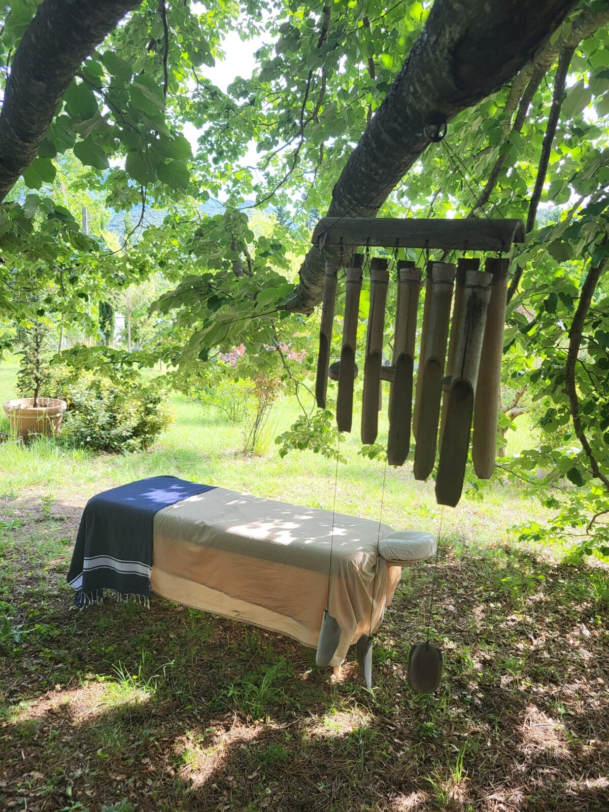 Table de massage Manawa Massage installée en extérieur, dans un cadre naturel
