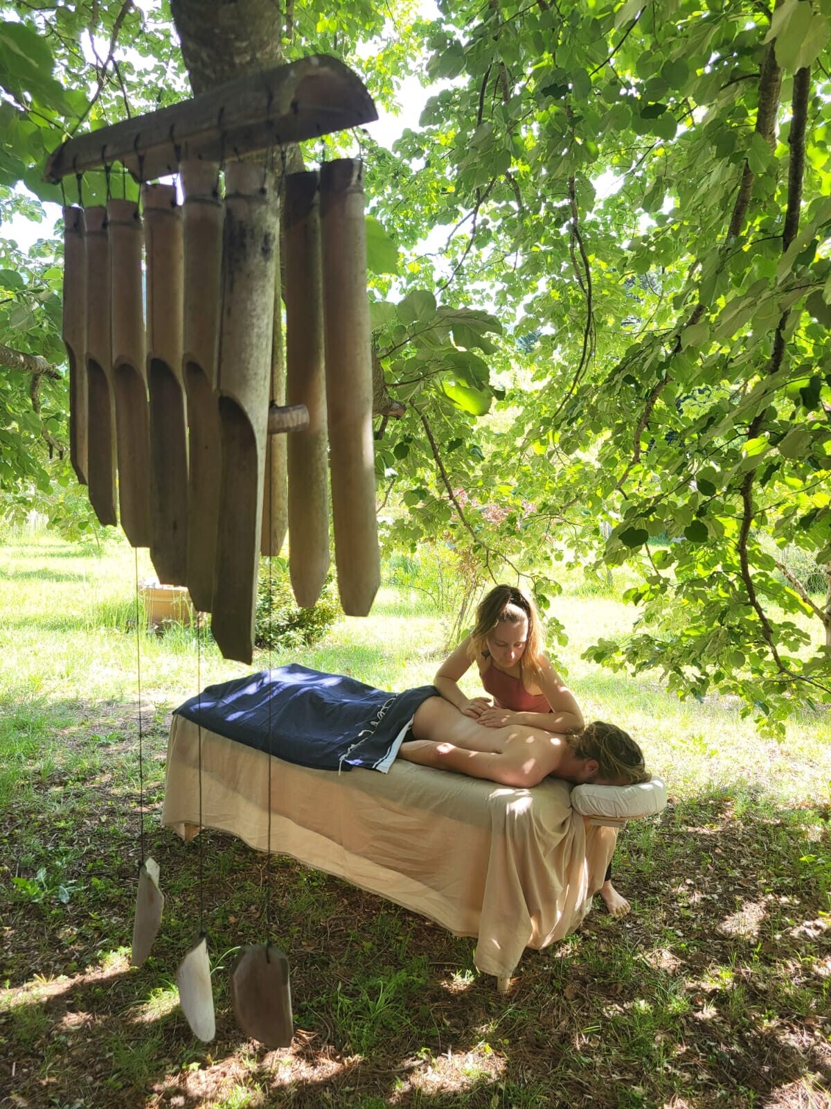 Noémie de Manawa Massage réalise un massage relaxant du dos en extérieur
