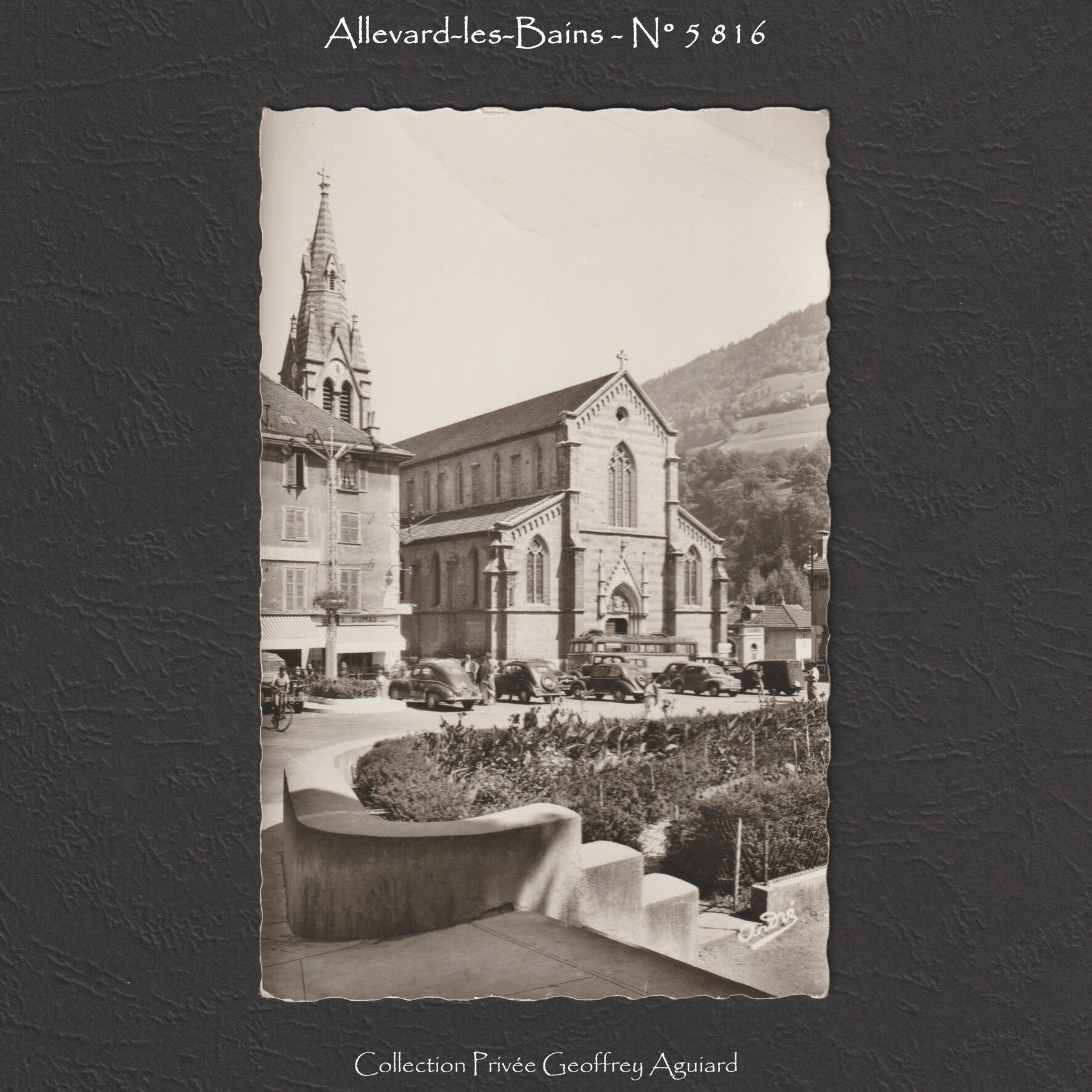 5 816 - La Place et l'Eglise.