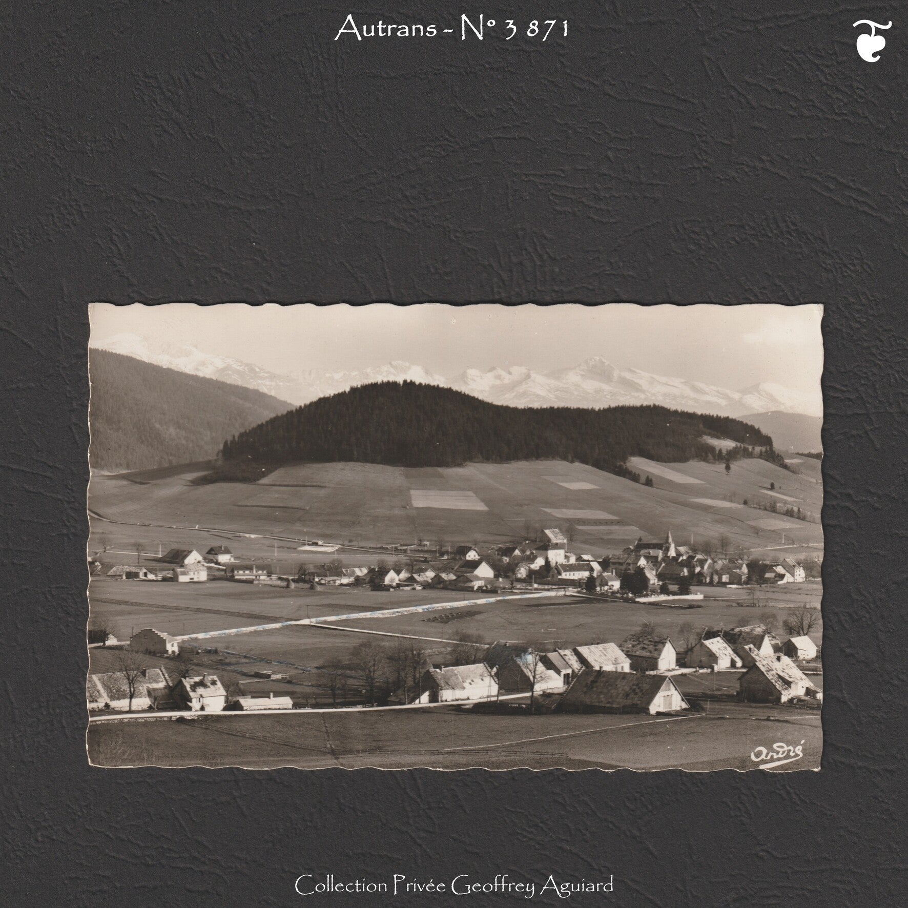 3 871 - Vue générale. Au fond et à gauche, le Cornafion, à droite, la Moucherolle.