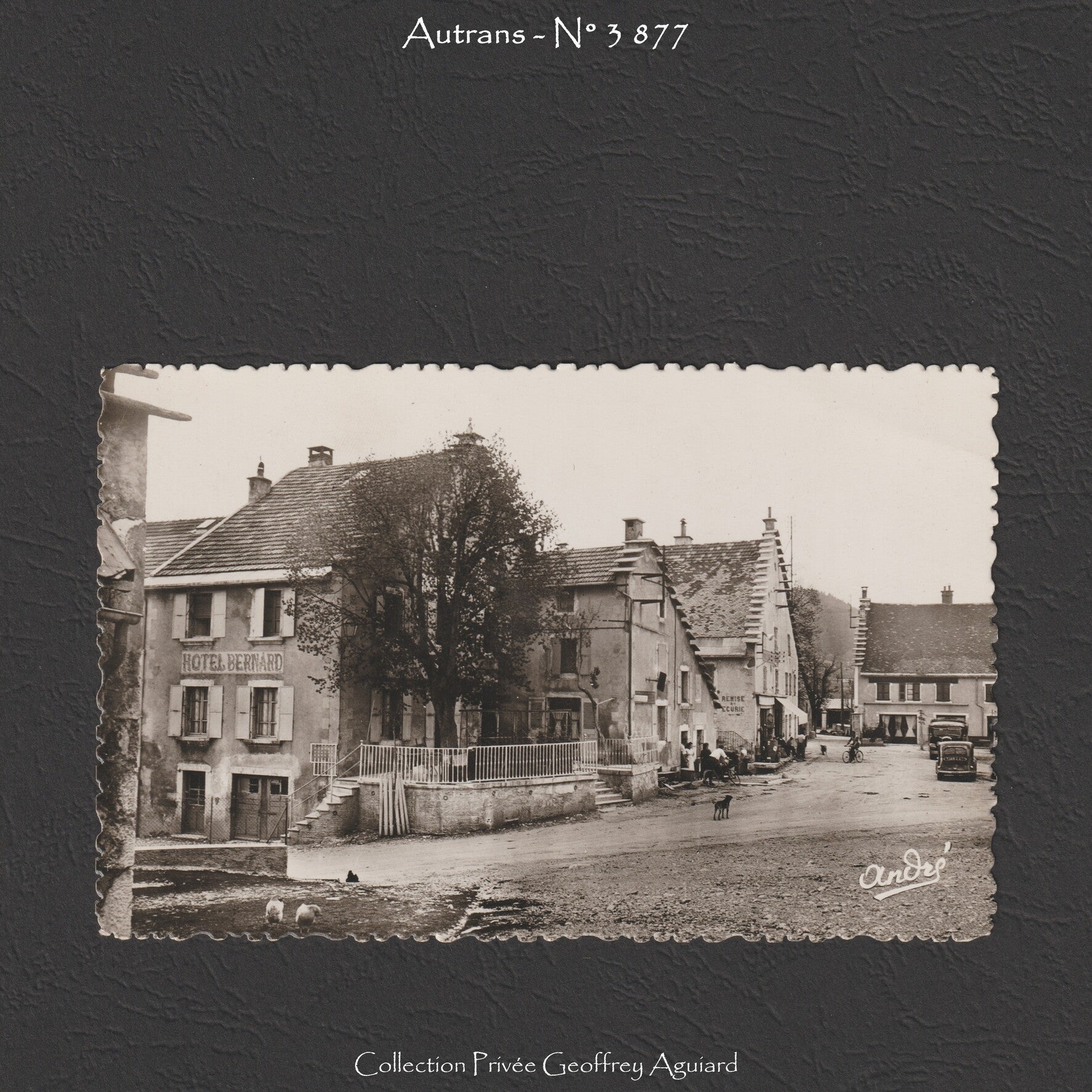 3 877 - L'Hôtel Bernard et la Place.