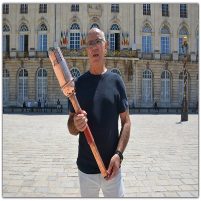 flamme-olympique-en-main-l-adjoint-au-maire-charge-des-sports-compte-faire-bon-usage-de-cette-trouvaille-inattendue-photo-er-guillaume-decourt-1655886548-standard-tm3tee.jpg