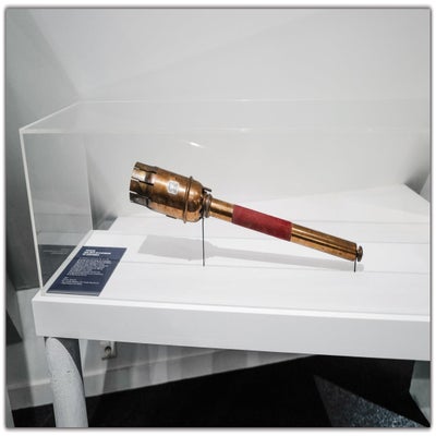 la-torche-des-jo-de-grenoble-donnee-par-la-famille-gleizes-au-musee-dauphinois-qui-peut-enfin-presenter-un-exemplaire-de-cet-objet-iconique-photos-le-dl-matthieu-audiffret-1699467831-standard-wkqelv.jpg