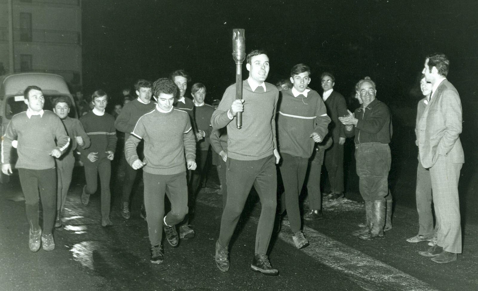 le-passage-de-la-flamme-a-vizille-en-1968-a-l-occasion-des-jeux-olympiques-de-grenoble-photo-coljog-1678733870-standard-jgy45t.jpg