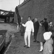 lyon-la-flamme-olympique-avait-fait-escale-a-lyon-le-29-decembre-1967-archives-le-progres-standard-332vou.jpg