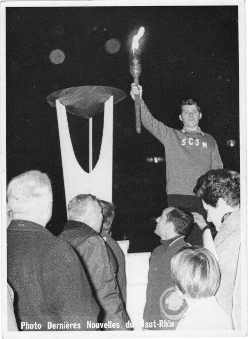 mulhouse-wilfried-herrscher-membre-et-comp-titeur-du-scsm-ski-club-sportif-mulhouse-avec-la-flamme-olympique-pr-s-de-la-vasque-install-e-mulhouse-pour-les-x-me-jeux-olympiques-d-hiver-de-grenoble-standard-queo7i.jpg