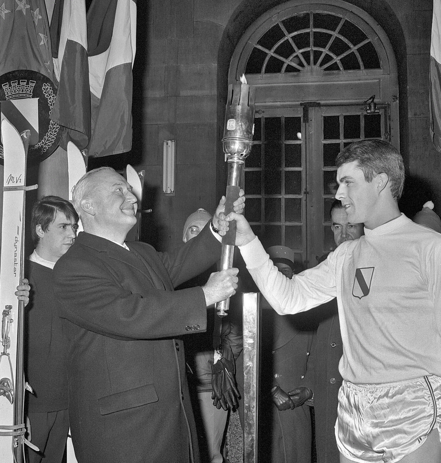 strasbourg-le-dernier-relayeur-strasbourgeois-remet-la-flamme-au-maire-pierre-pflimlin-photo-dna-archives-standard-5bopjw.jpg