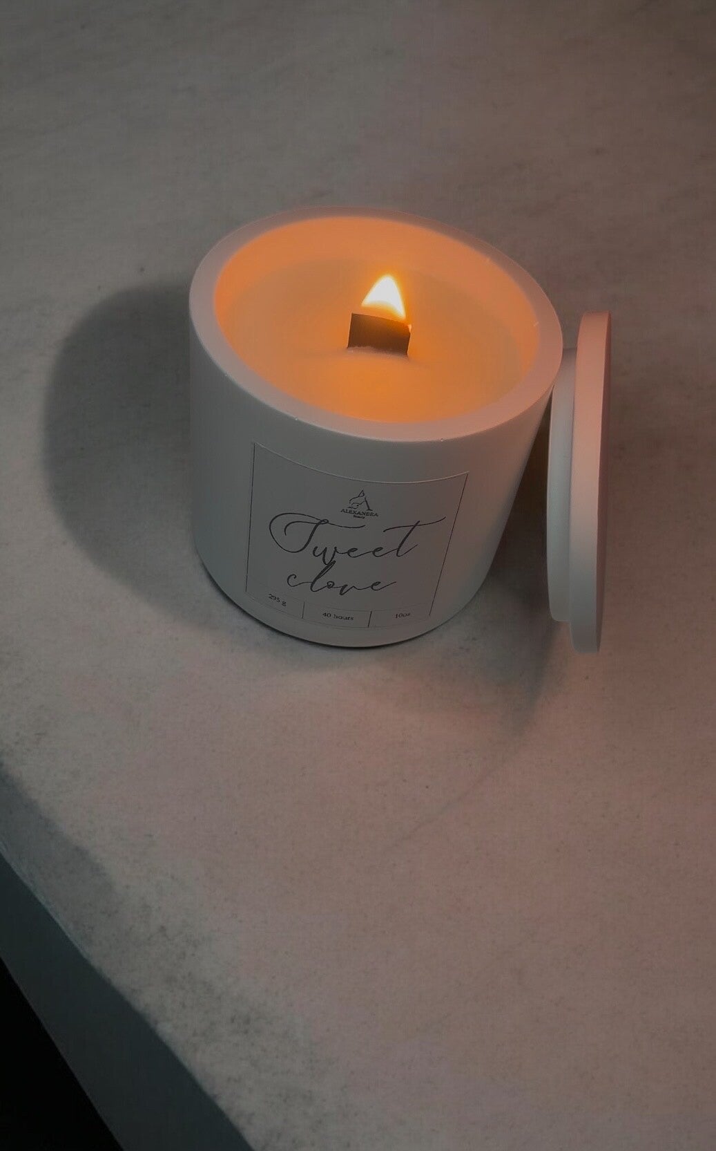 Sweet clove candle
