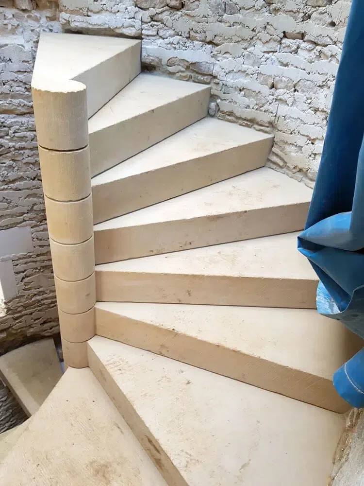 escalier à vis en pierre de semond