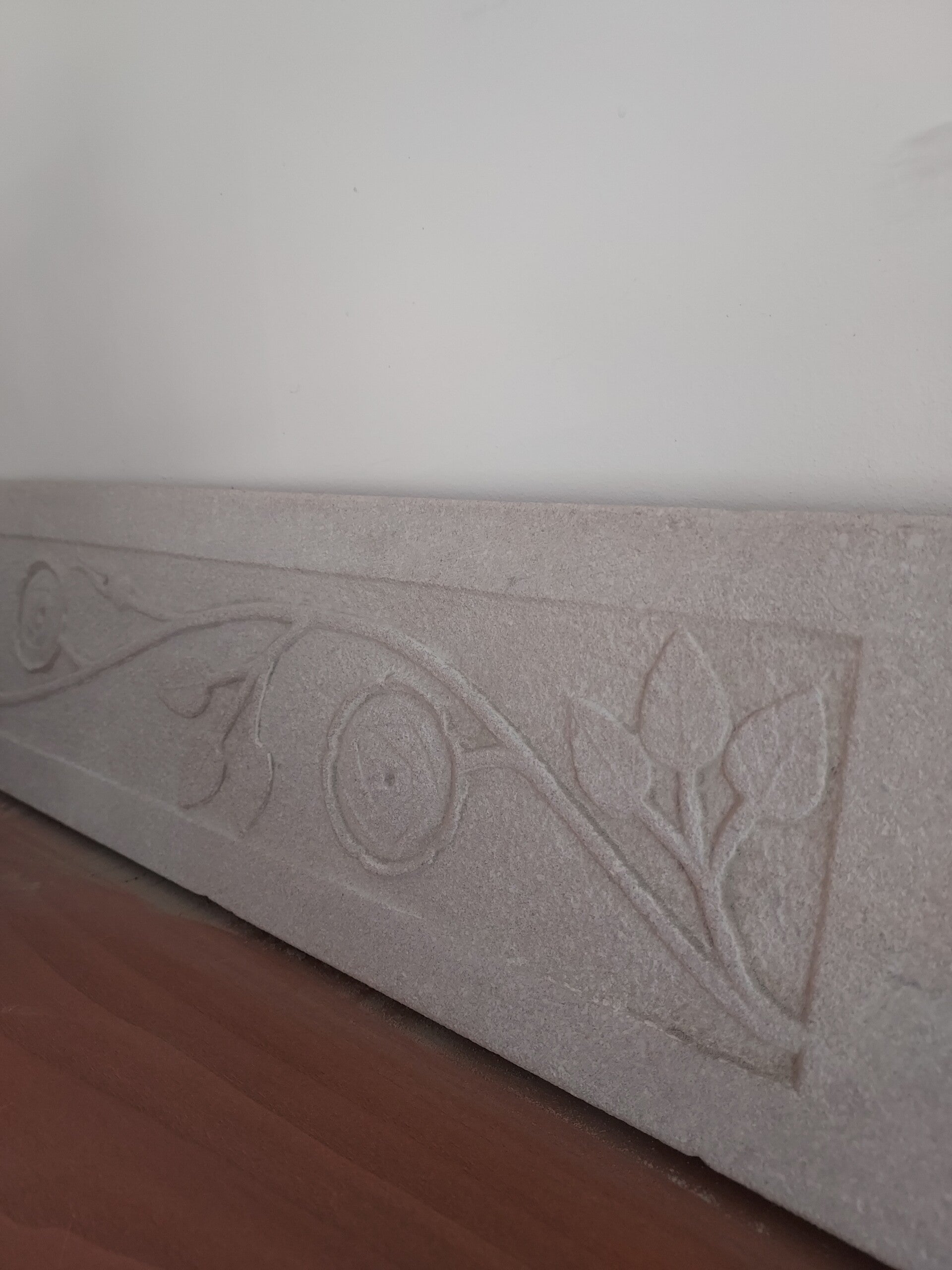 frise bas relief en pierre de Buxy