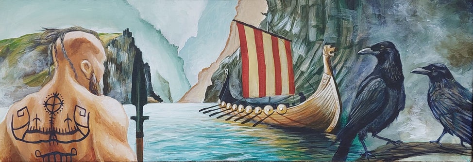 Målning av viking med runinspirerade tatueringar framför vikingaskepp och korpar – konst av Renata Edin