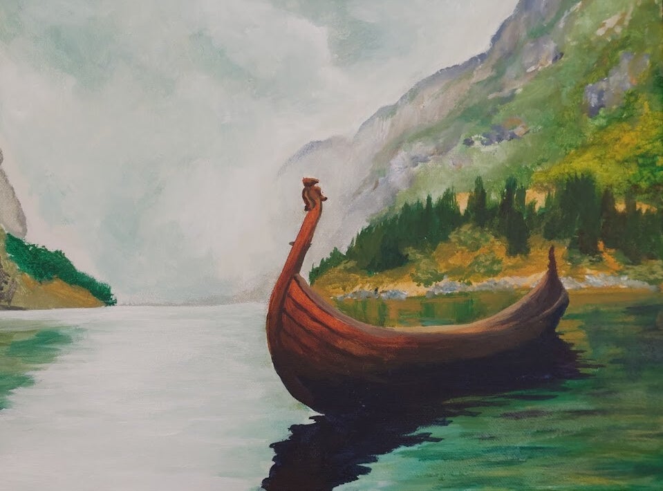 Målning av ett ensamt vikingaskepp i en lugn fjord omgiven av grönskande berg – konst av Renata Edin. 30x40 cm