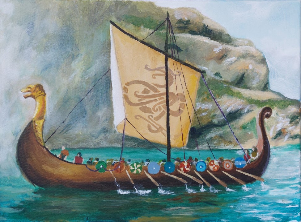 Målning av ett vikingaskepp i rörelse med gyllene segel och färggranna sköldar – konst av Renata Edin. 40x30 cm