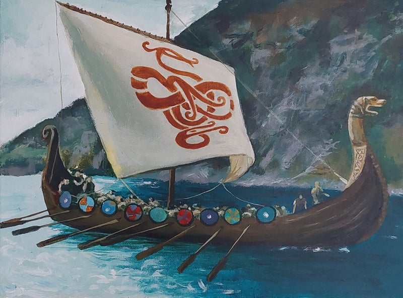 Målning av ett vikingaskepp med drakhuvud som seglar genom en nordisk fjord – konst av Renata Edin. 30x40 cm