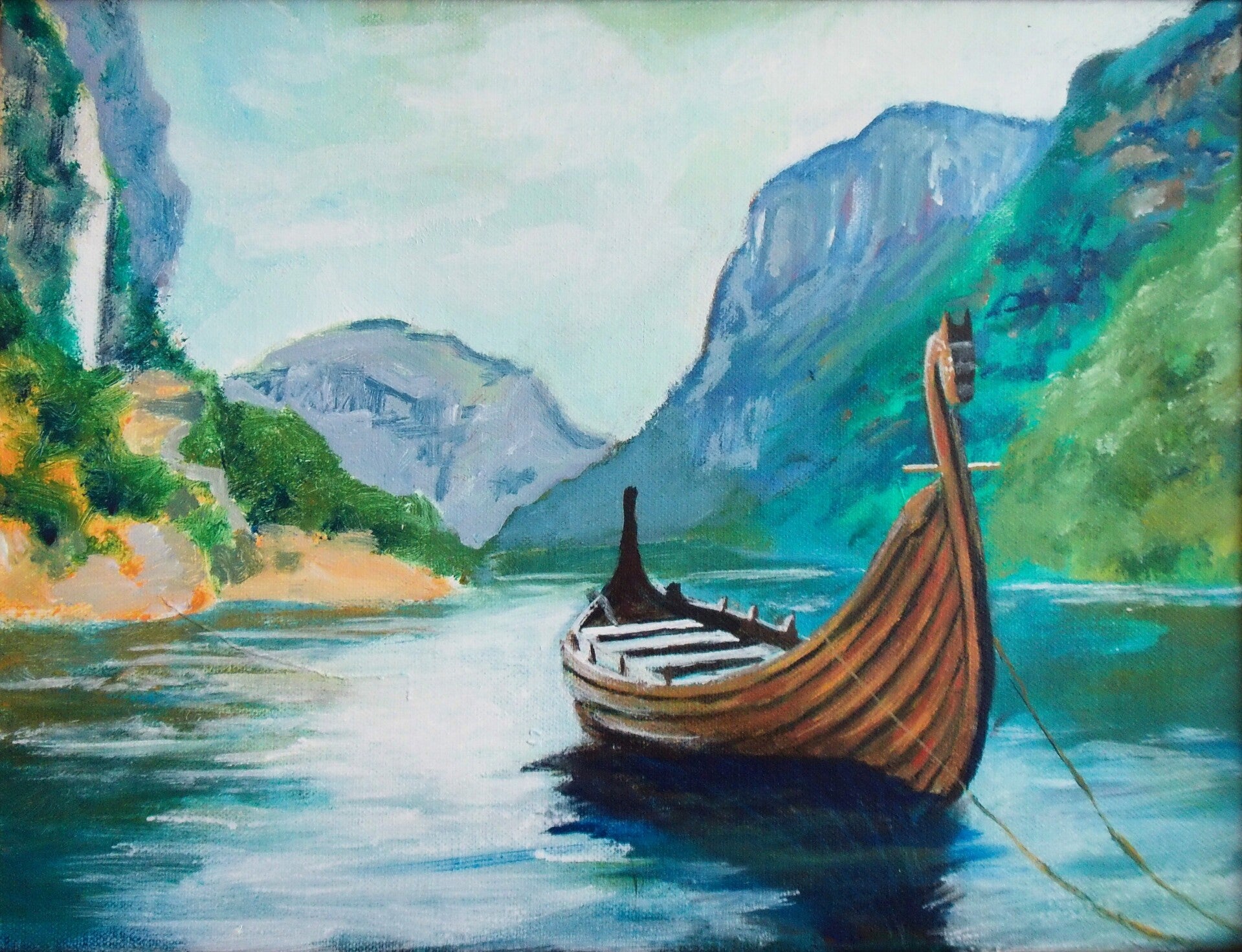 Målning av ett ensamt vikingaskepp i en stilla fjord omgiven av grönskande berg – konst av Renata Edin. 30x40 cm