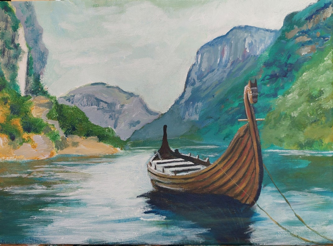 Målning av ett ensamt vikingaskepp i en stilla fjord omgiven av grönskande berg – konst av Renata Edin. 30x40 cm
