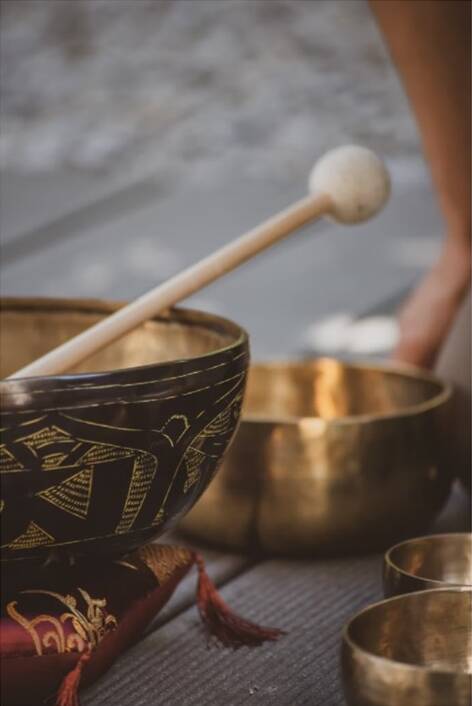 Massage met Tibetaanse klankschalen. Massage with Tibetan singing bowls. Klankschaalmassage. Deep Sound Massage.Massage with Tibetan singing bowls. Deep Sound Massage.