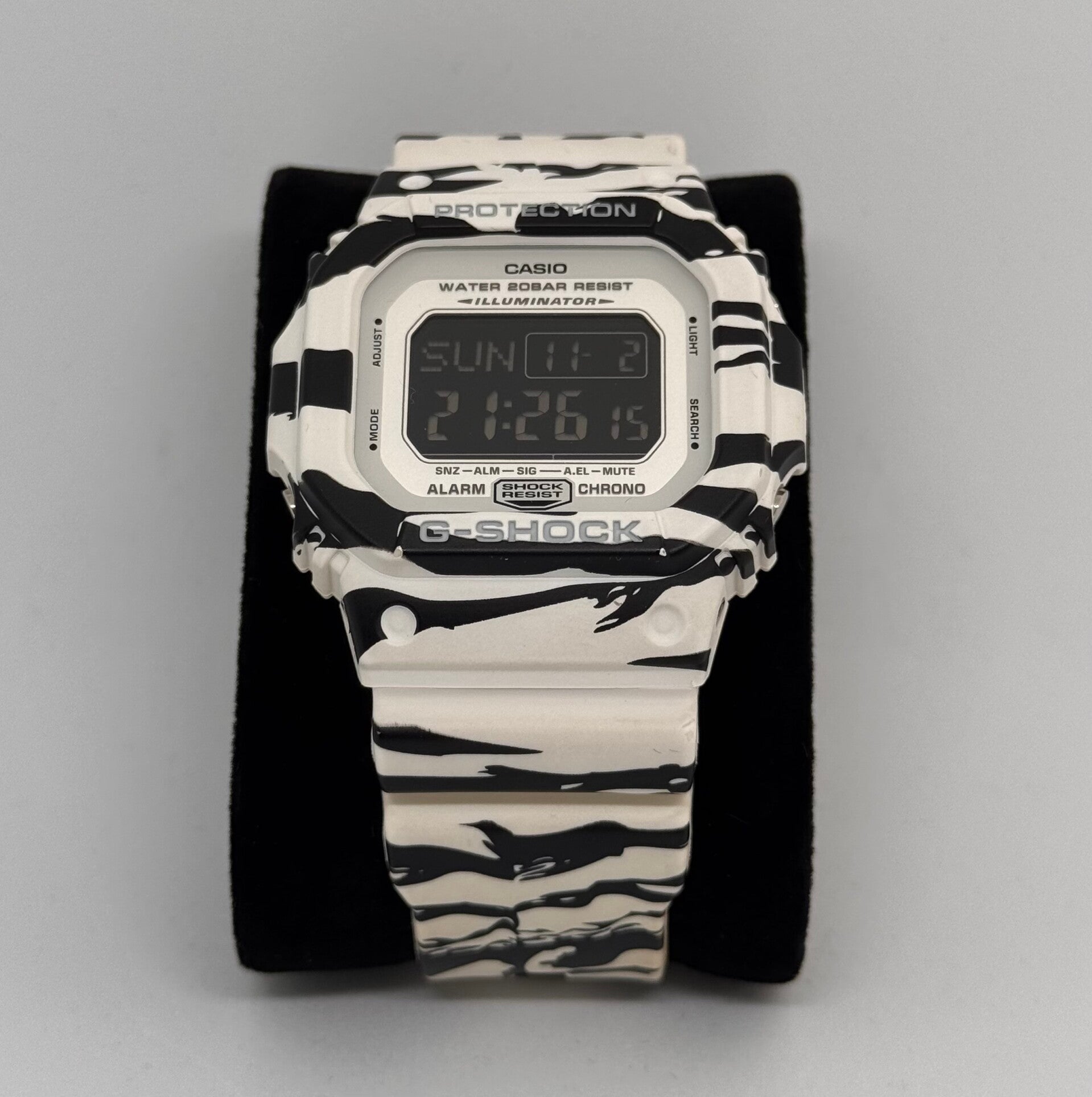 CASIO　G-SHOCK　DW-D5600BW ホワイト&ブラックシリーズ 楽天市場】CASIO カシオ G-SHOCK Gショック ジーショック White and