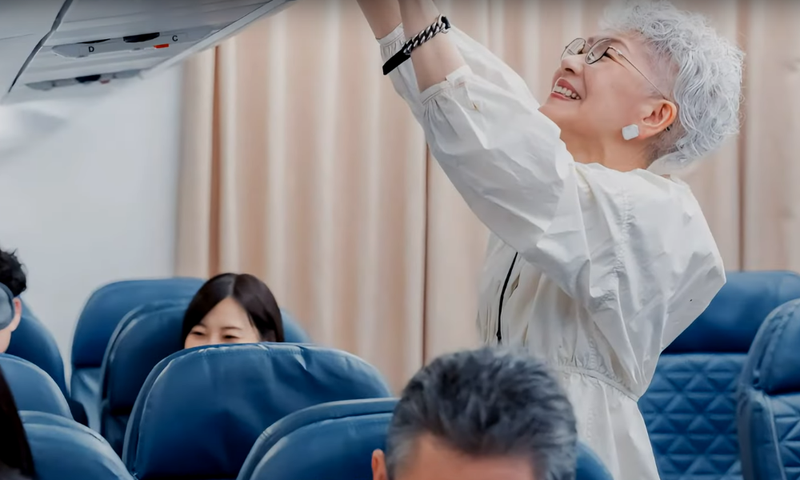 rolkoffers bovenin bagagevak