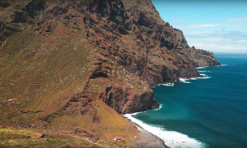 wandelen langs de oceaan