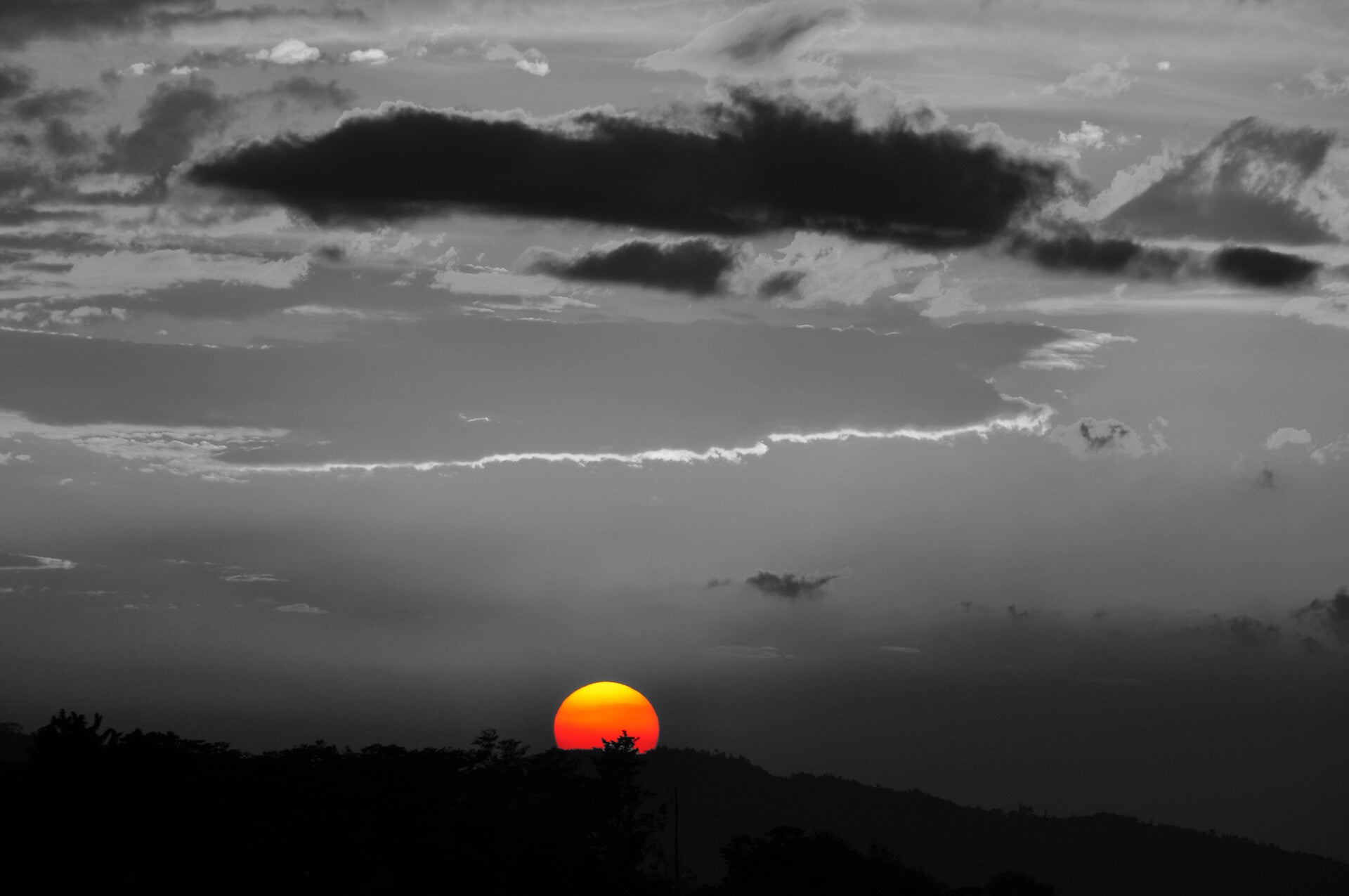 Rote Sonne vor schwarzem Himmel