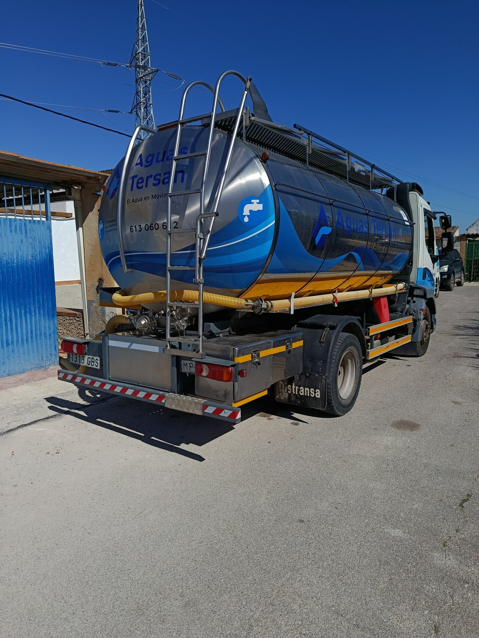 Camión cisterna de agua potable de Aguas Tersan prestando servicio de cuba de agua en Alcantarilla (Murcia).