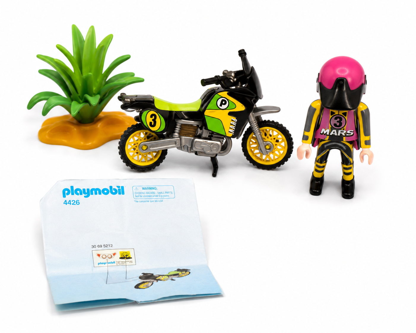 Crossmotor met coureur en plantdecoratie