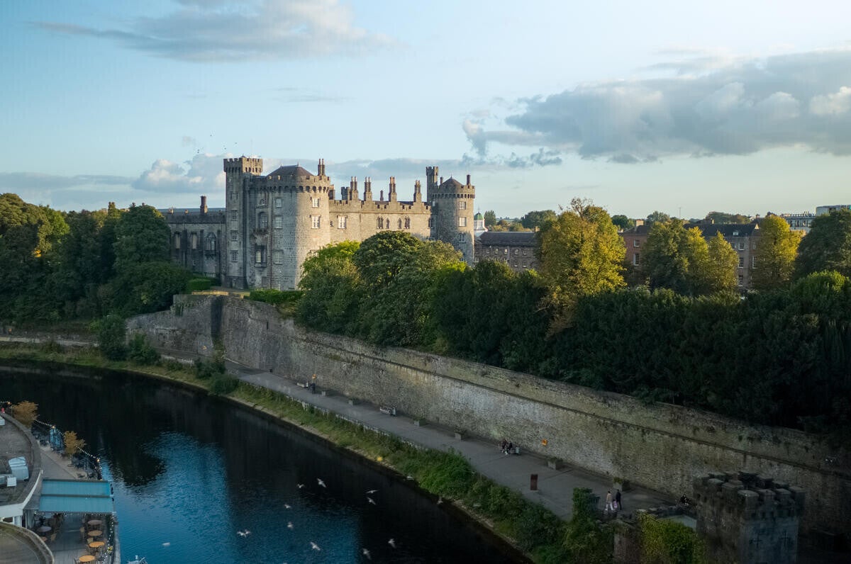 A photo of Kilkenny Castle beside the river.