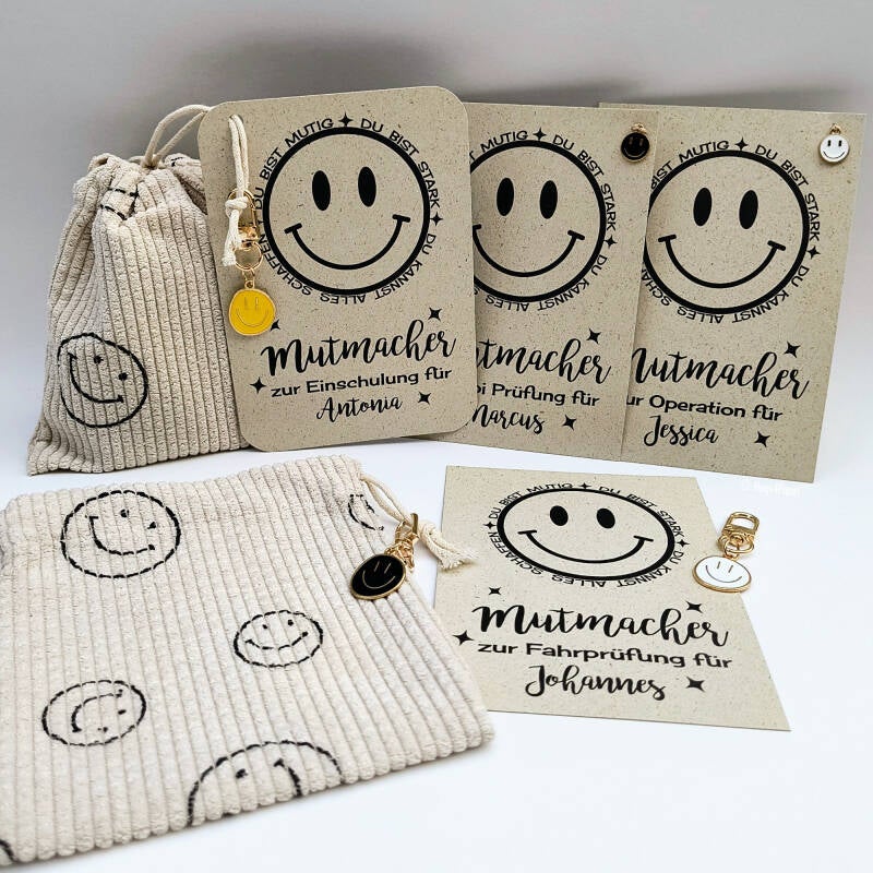 Karte und Geschenk zur Einschulung. Mutmacher für Schulwechsel, Prüfungen und Schulabschluß. Karte aus Graspapier. Geschenkbeutel mit Zugbeutel mit kleinen Smiley Gesichtern. Be happy, keep smiling. 