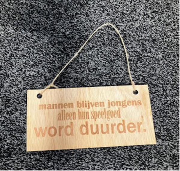 Houten bordje met gegraveerde tekst