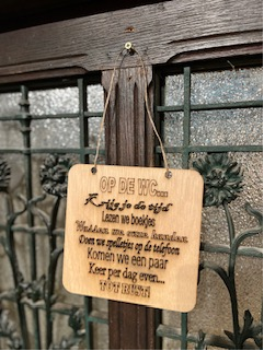 Houten bordje op de wc