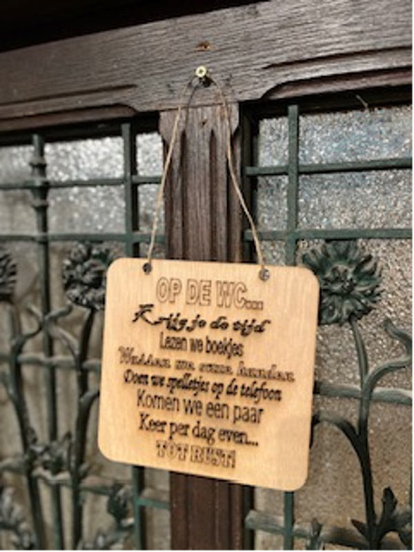 Houten bordje op de wc