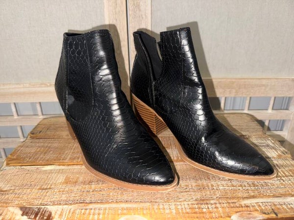 ZBY Black Snakeskin Embossed Ankle Boots Western Style Size 6.5