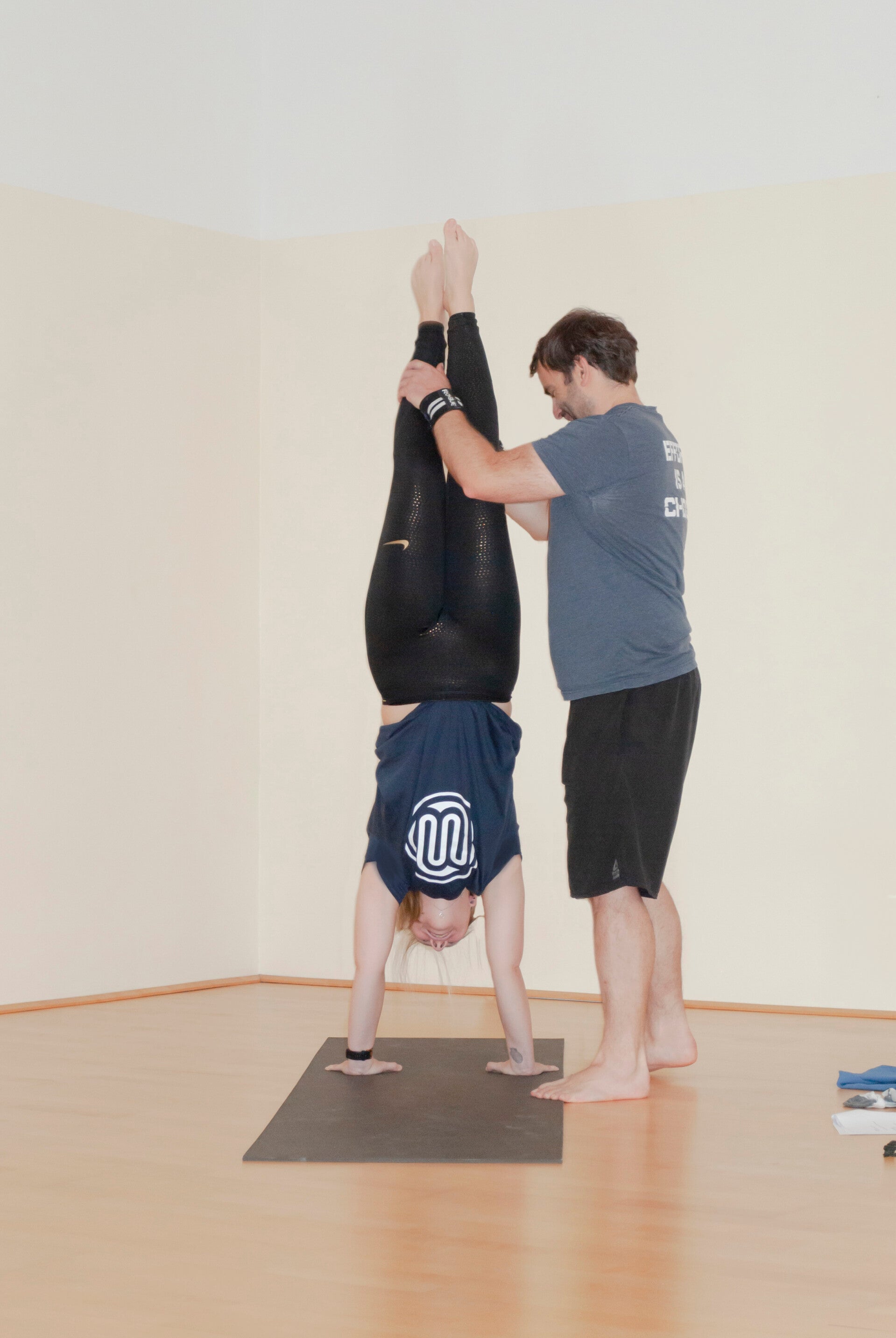 Zwei Teilnehmer üben das sichere Spotting beim Handstand