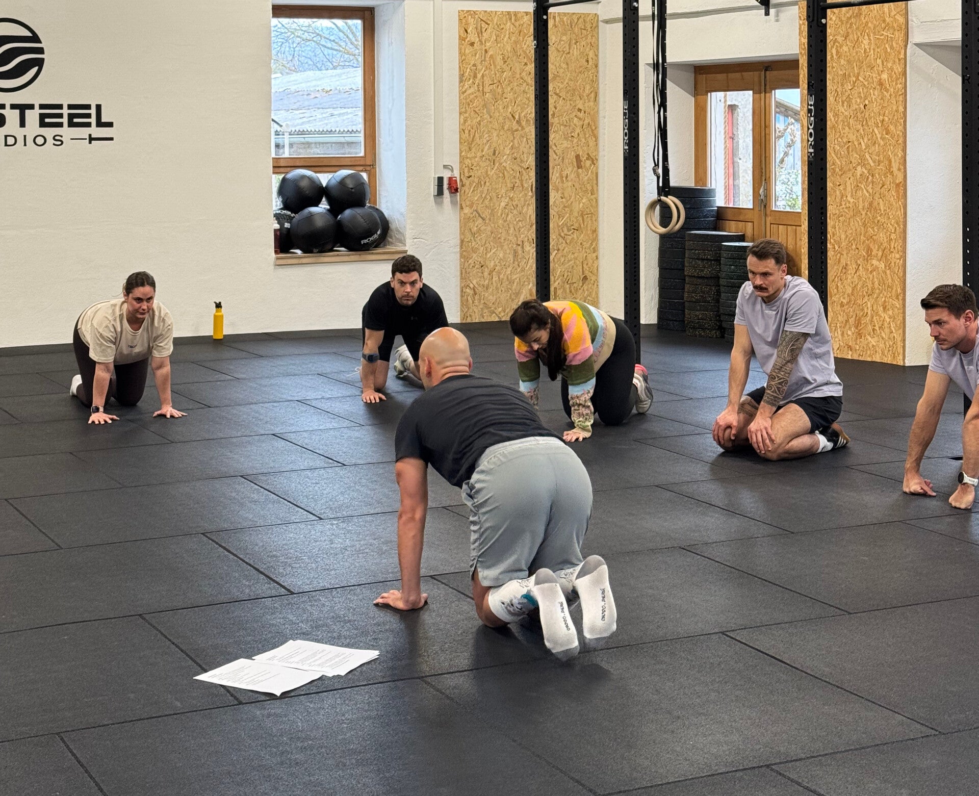 Dario Lo Voi erklärt einer Workshopgruppe eine Übung