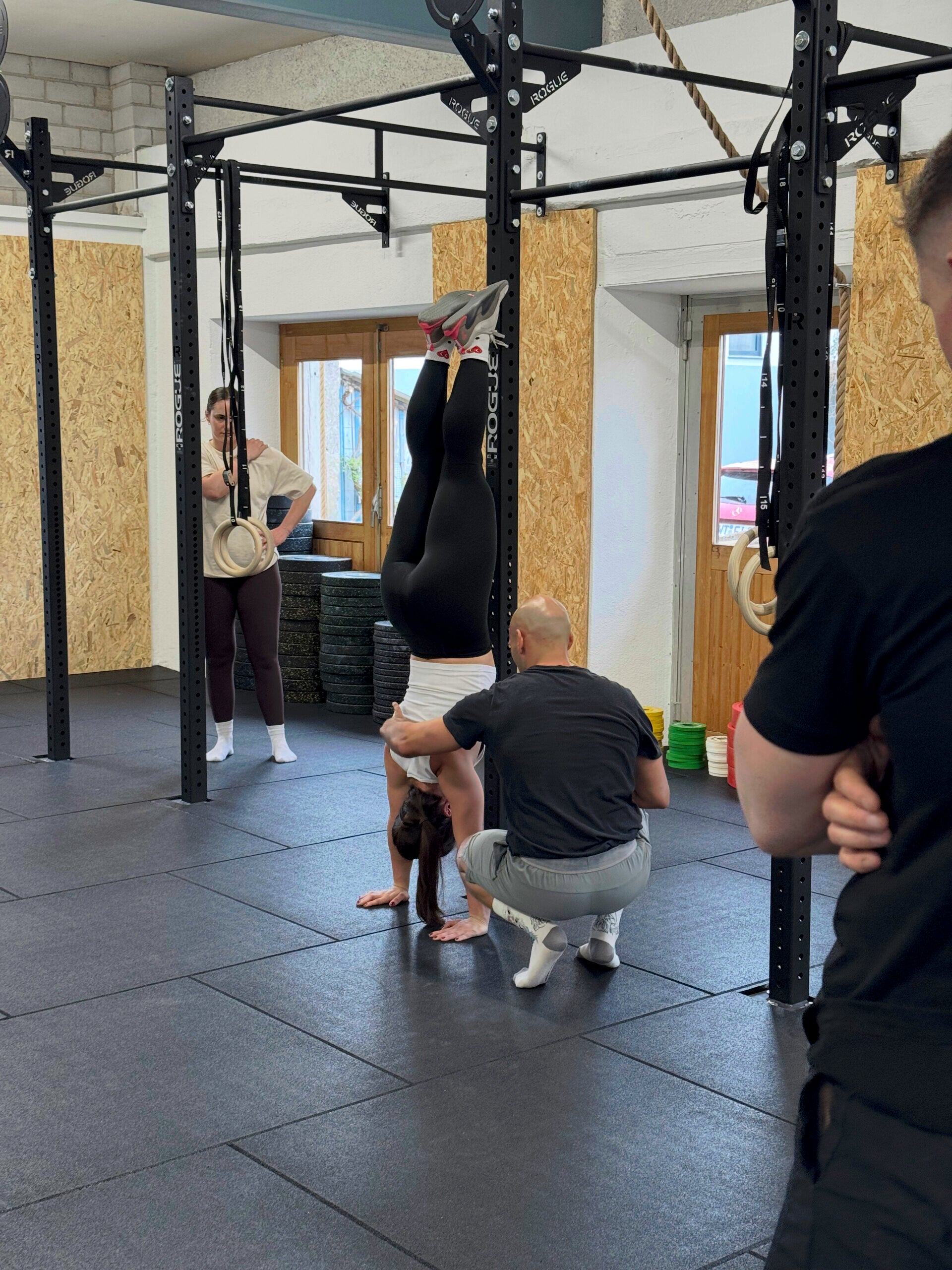 Dario Lo Voi coacht einen Teilnehmer bei einem Handstand Workshop