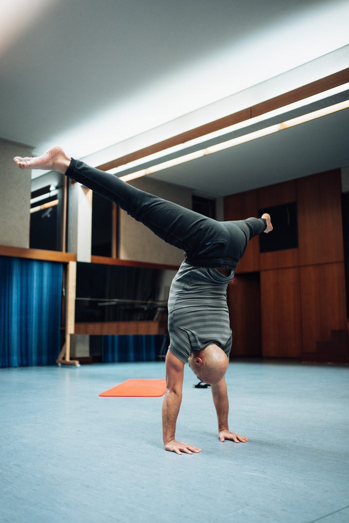 Dario Lo Voi im freien Straddle-Handstand