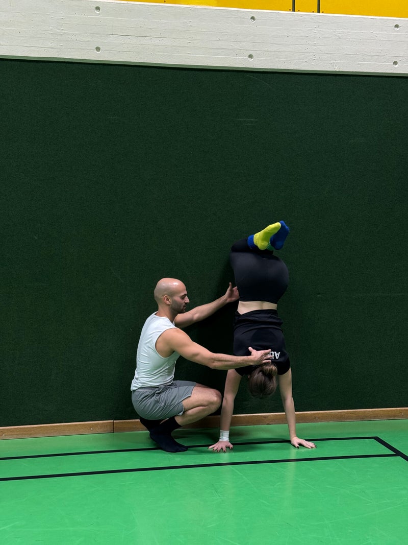 Dario beim Spotten eines Tuck Handstands